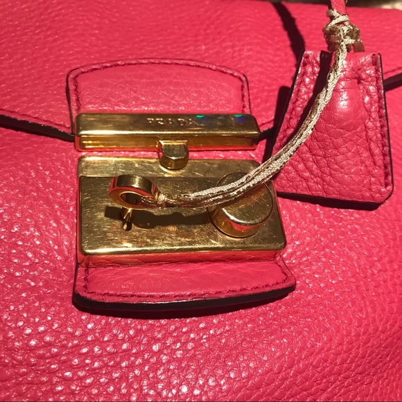Prada purse 👛 with lock and key meduim size authentic Prada - Picture 8 of 8